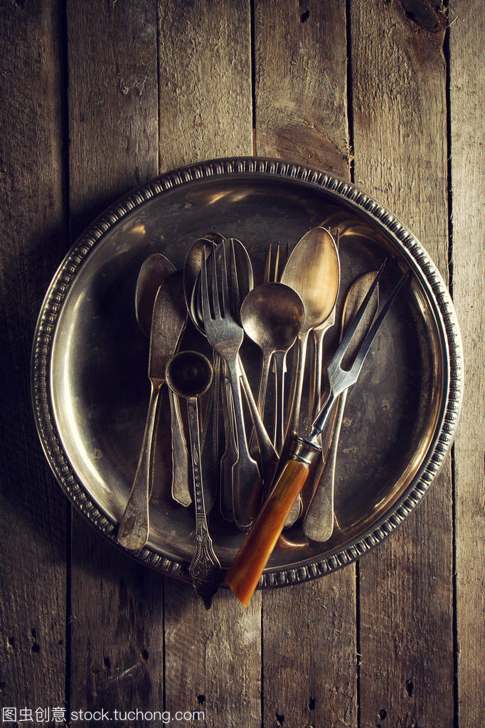 老式旧乡村厨房用具叉子勺子和刀